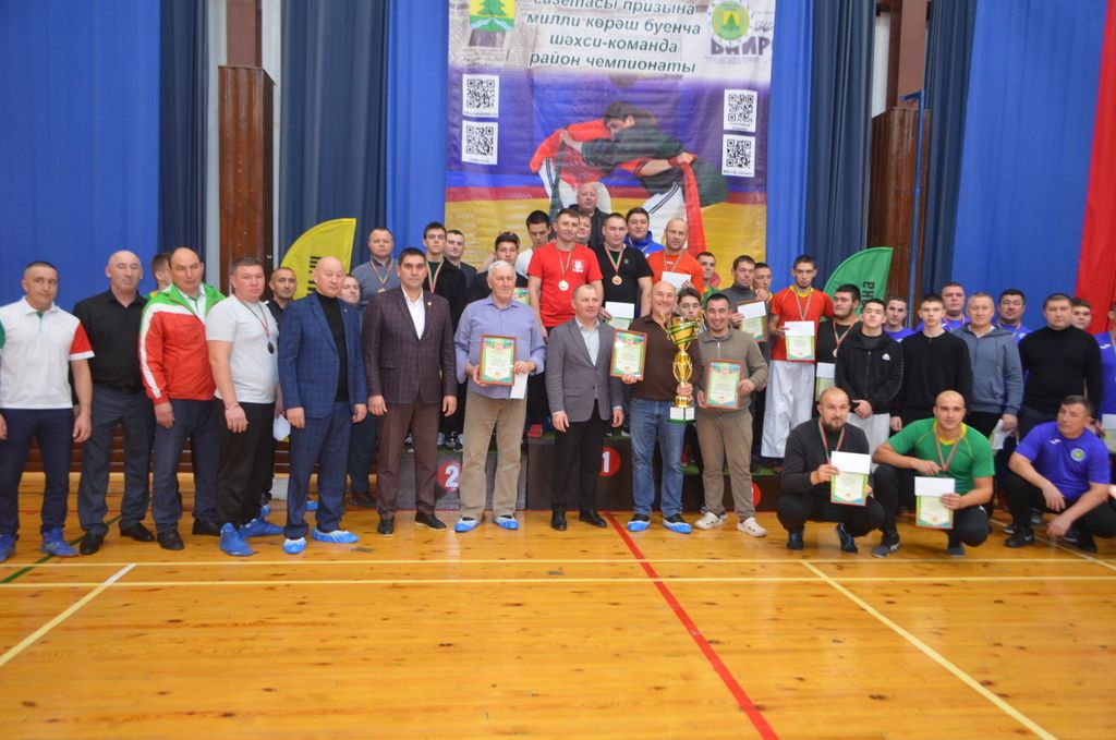 Егетләр бил  алышты, мускуллар  уйнап торды,  кем җиңде, кем  калышты