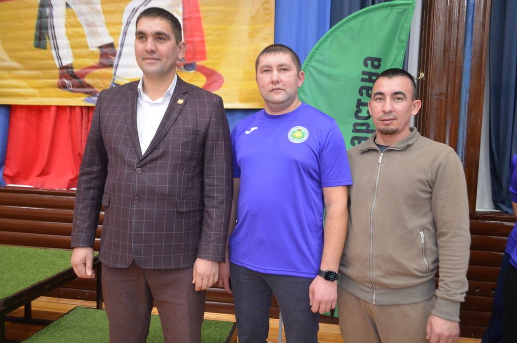 Егетләр бил  алышты, мускуллар  уйнап торды,  кем җиңде, кем  калышты
