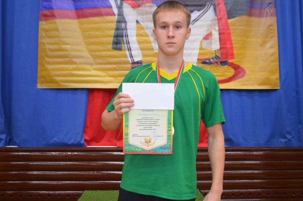 Егетләр бил  алышты, мускуллар  уйнап торды,  кем җиңде, кем  калышты