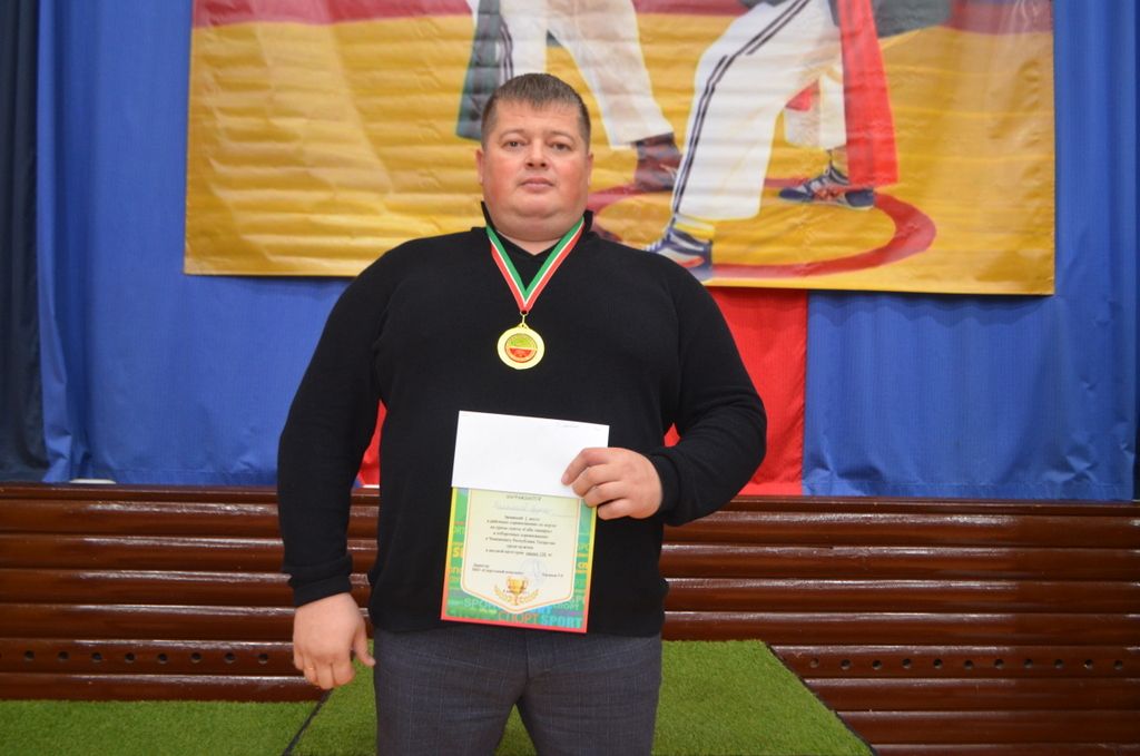 Егетләр бил  алышты, мускуллар  уйнап торды,  кем җиңде, кем  калышты
