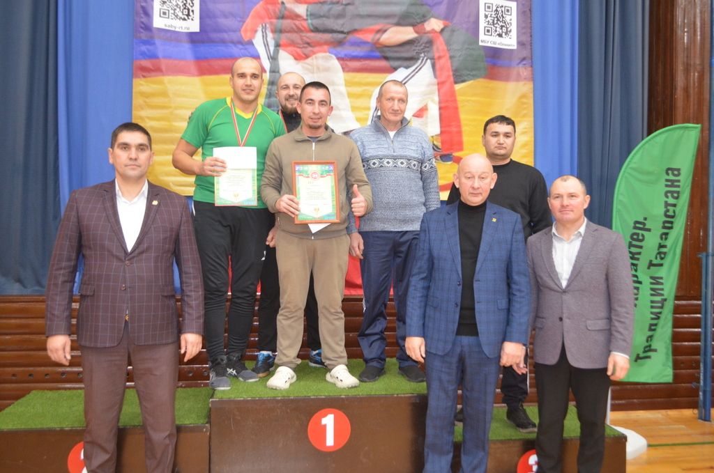 Егетләр бил  алышты, мускуллар  уйнап торды,  кем җиңде, кем  калышты