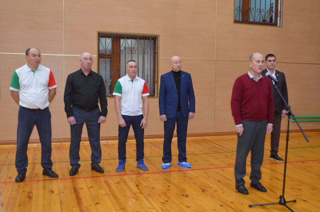 Егетләр бил  алышты, мускуллар  уйнап торды,  кем җиңде, кем  калышты