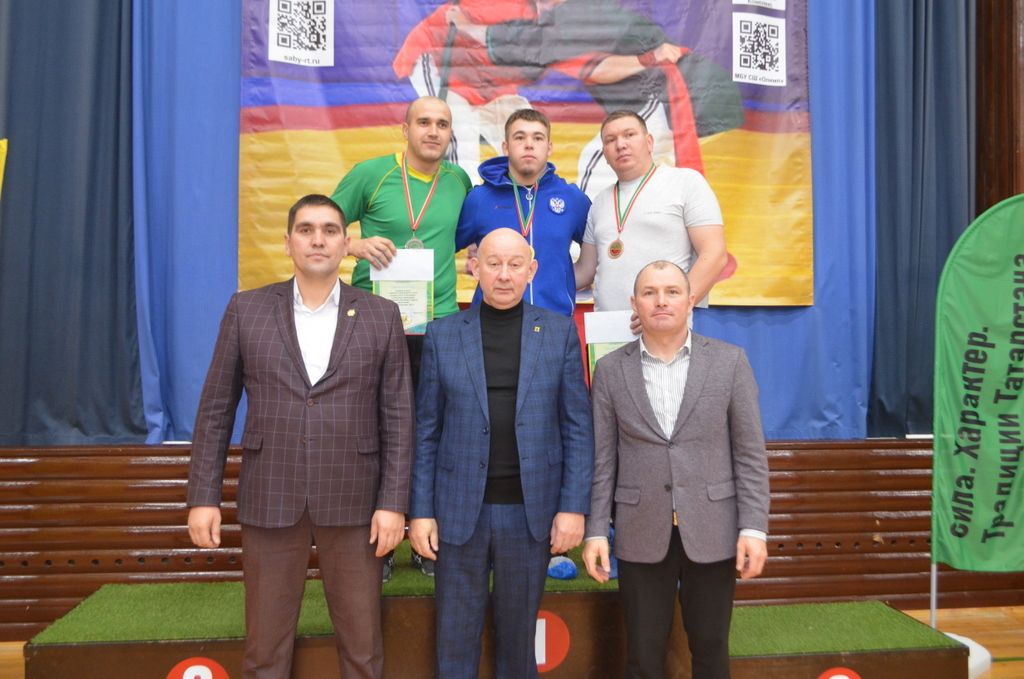 Егетләр бил  алышты, мускуллар  уйнап торды,  кем җиңде, кем  калышты
