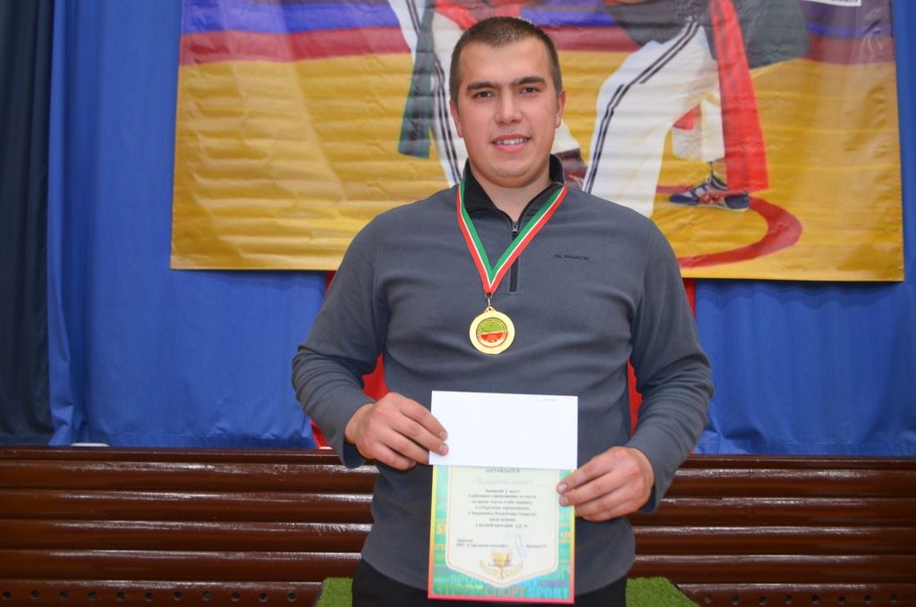 Егетләр бил  алышты, мускуллар  уйнап торды,  кем җиңде, кем  калышты
