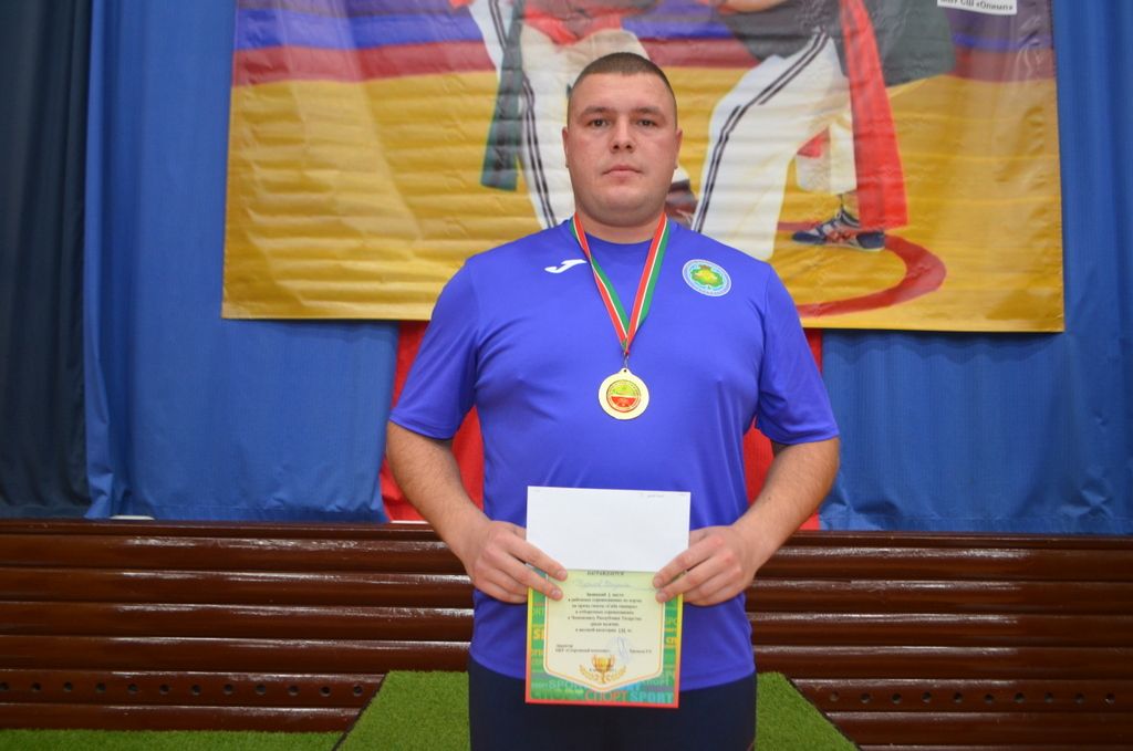 Егетләр бил  алышты, мускуллар  уйнап торды,  кем җиңде, кем  калышты
