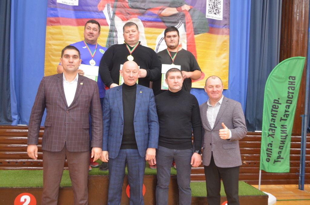 Егетләр бил  алышты, мускуллар  уйнап торды,  кем җиңде, кем  калышты