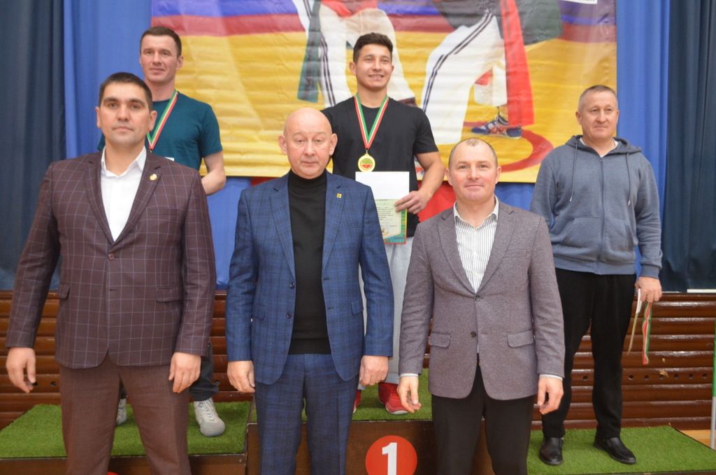 Егетләр бил  алышты, мускуллар  уйнап торды,  кем җиңде, кем  калышты
