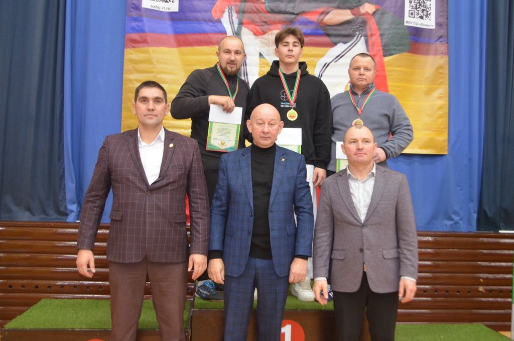 Егетләр бил  алышты, мускуллар  уйнап торды,  кем җиңде, кем  калышты