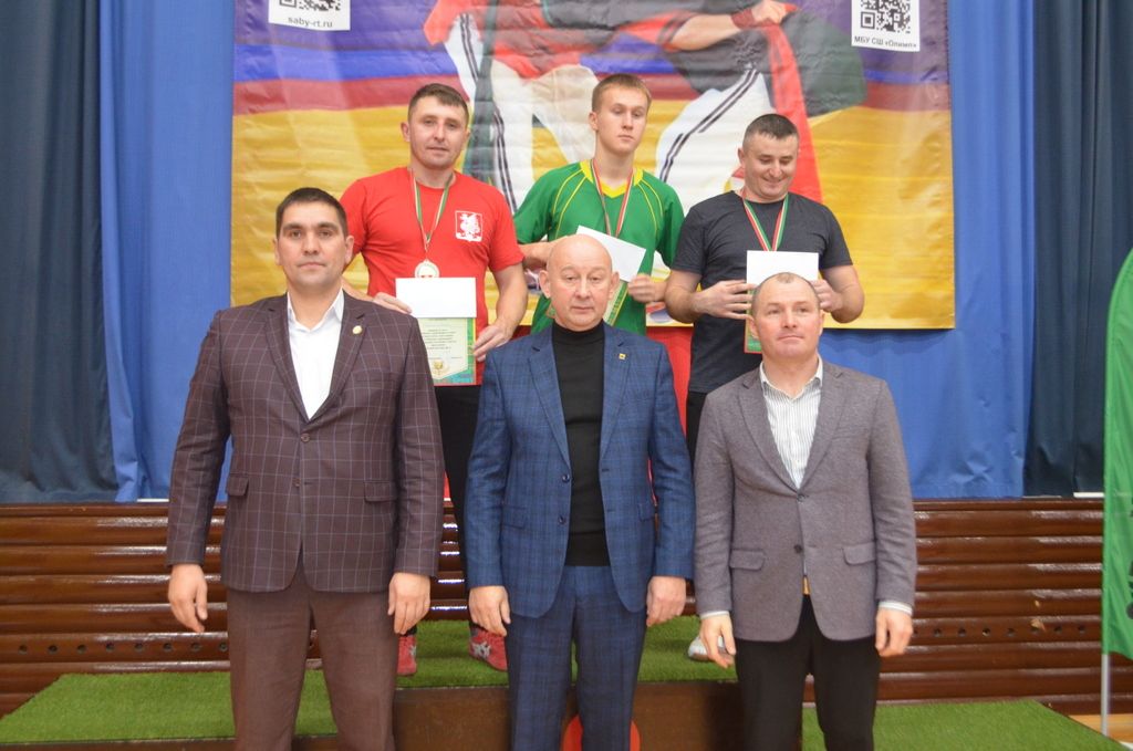 Егетләр бил  алышты, мускуллар  уйнап торды,  кем җиңде, кем  калышты