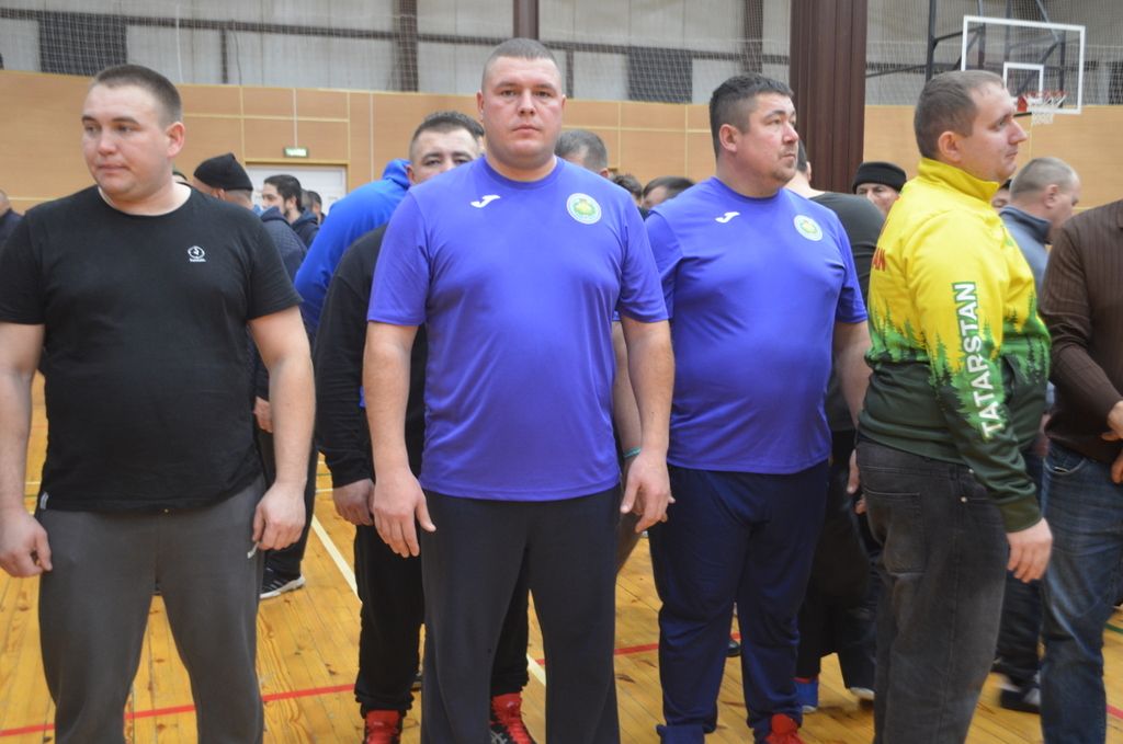 Егетләр бил  алышты, мускуллар  уйнап торды,  кем җиңде, кем  калышты