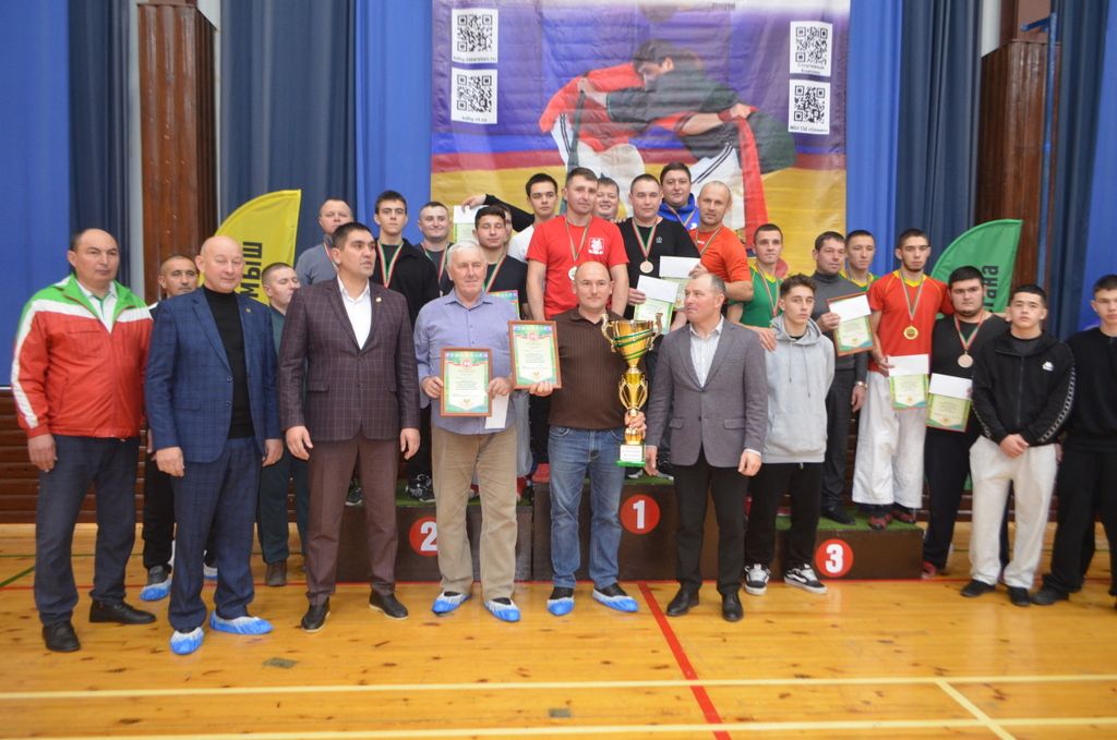 Егетләр бил  алышты, мускуллар  уйнап торды,  кем җиңде, кем  калышты