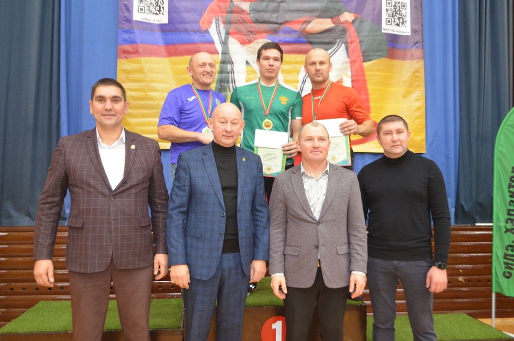 Егетләр бил  алышты, мускуллар  уйнап торды,  кем җиңде, кем  калышты