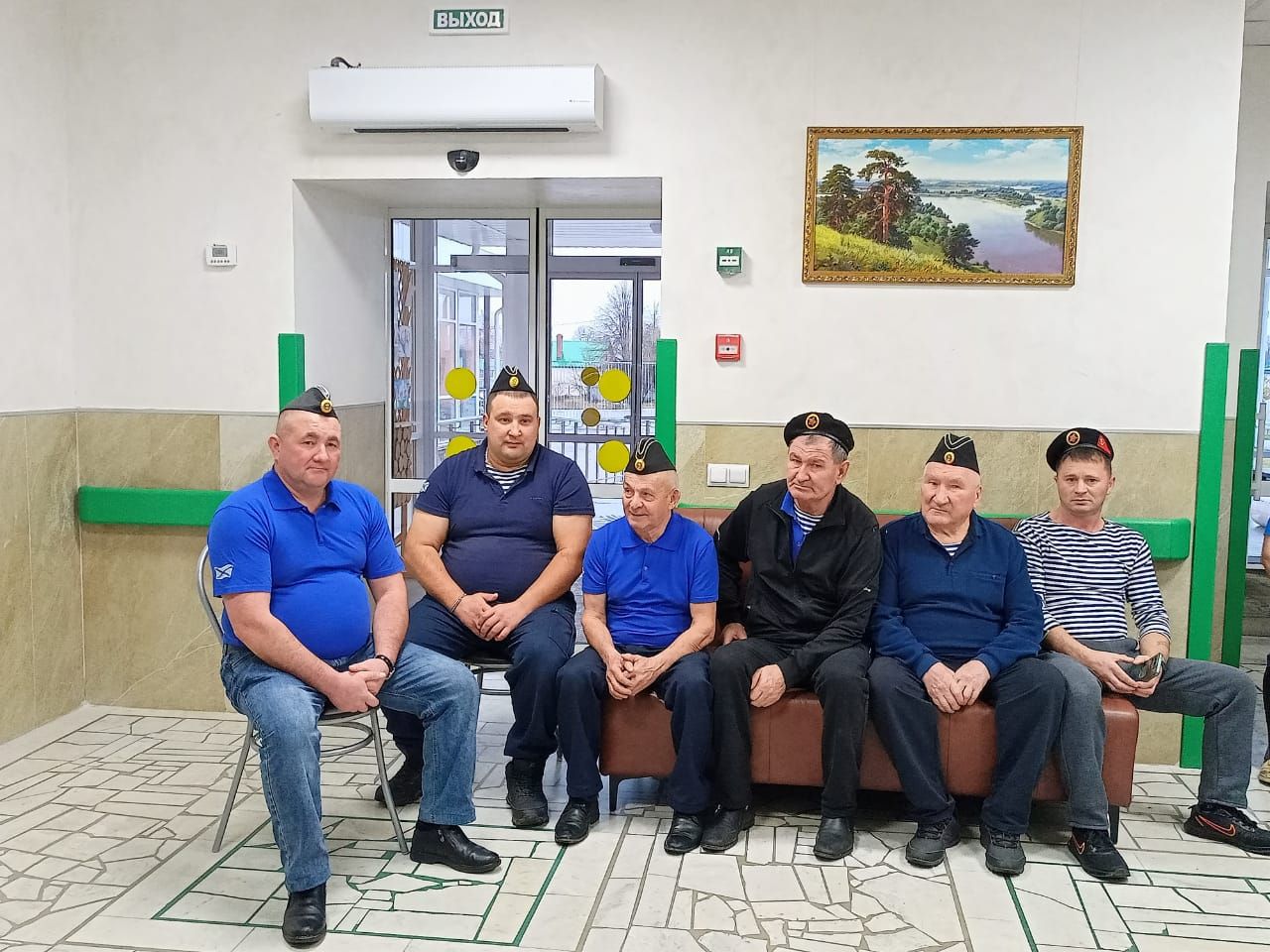 Сабаның хәрби-диңгез флоты ветераннары Лесхоз өлкәннәр һәм инвалидлар өчен интернат-йортында яшәүчеләр янында булдылар