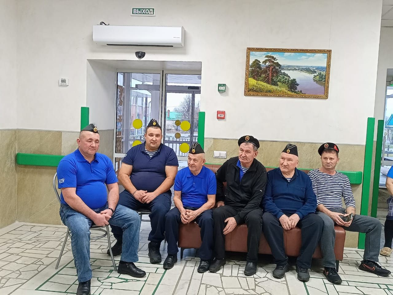 Сабаның хәрби-диңгез флоты ветераннары Лесхоз өлкәннәр һәм инвалидлар өчен интернат-йортында яшәүчеләр янында булдылар