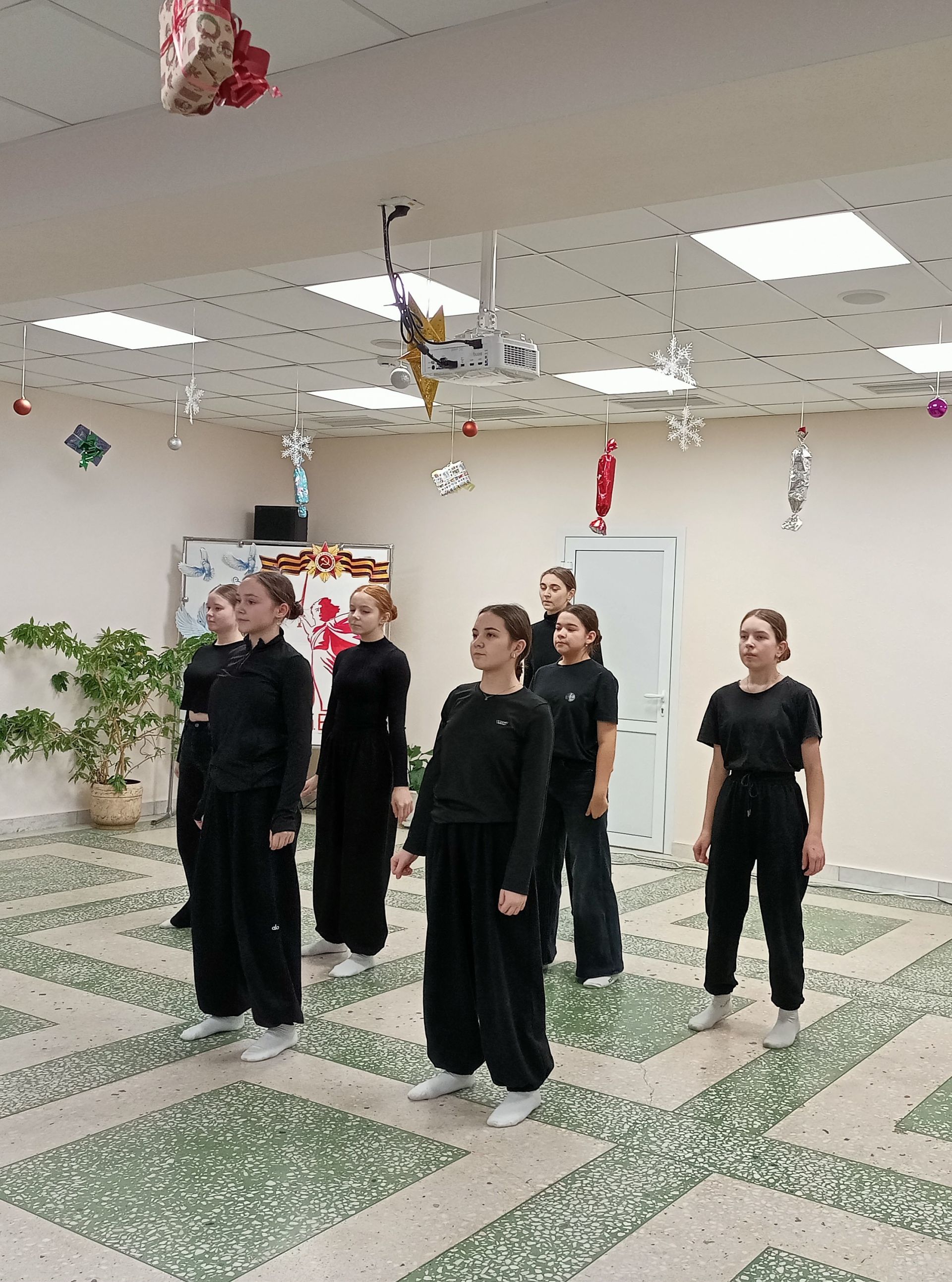 Лесхоз өлкәннәр һәм инвалидлар интернат-йортында мәктәп коллективы концерт куйды