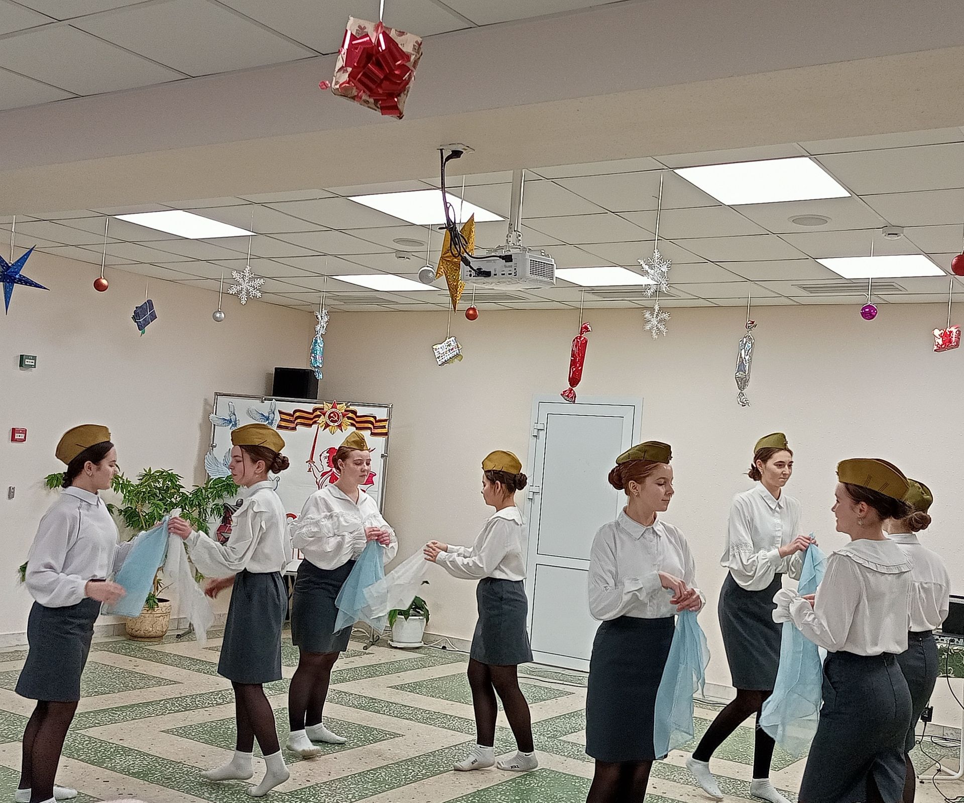 Лесхоз өлкәннәр һәм инвалидлар интернат-йортында мәктәп коллективы концерт куйды
