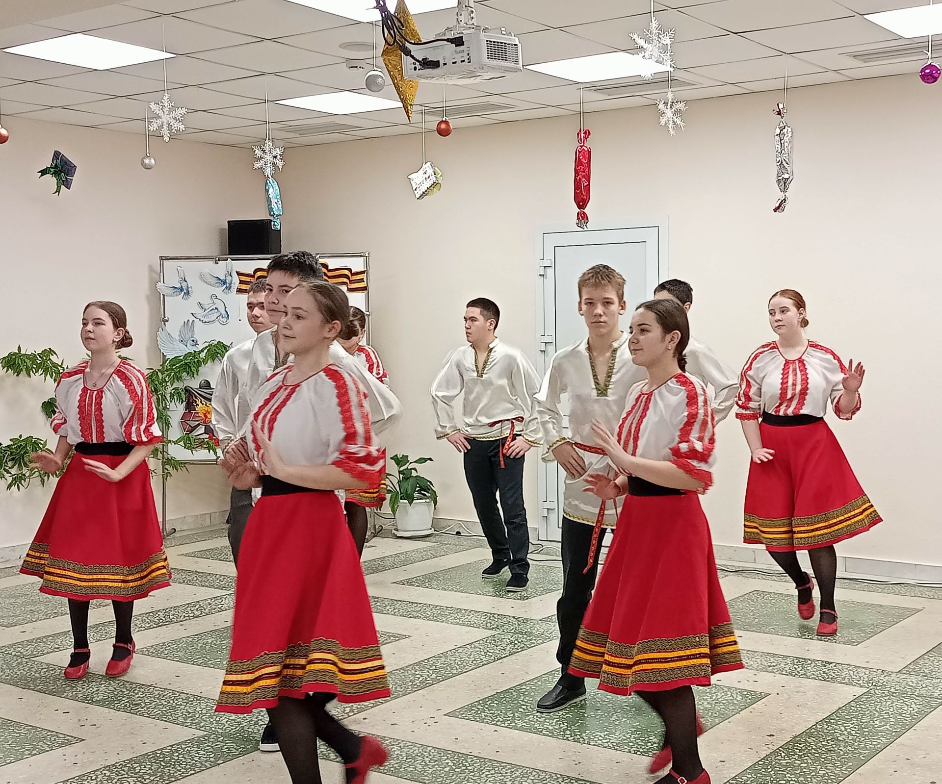 Лесхоз өлкәннәр һәм инвалидлар интернат-йортында мәктәп коллективы концерт куйды