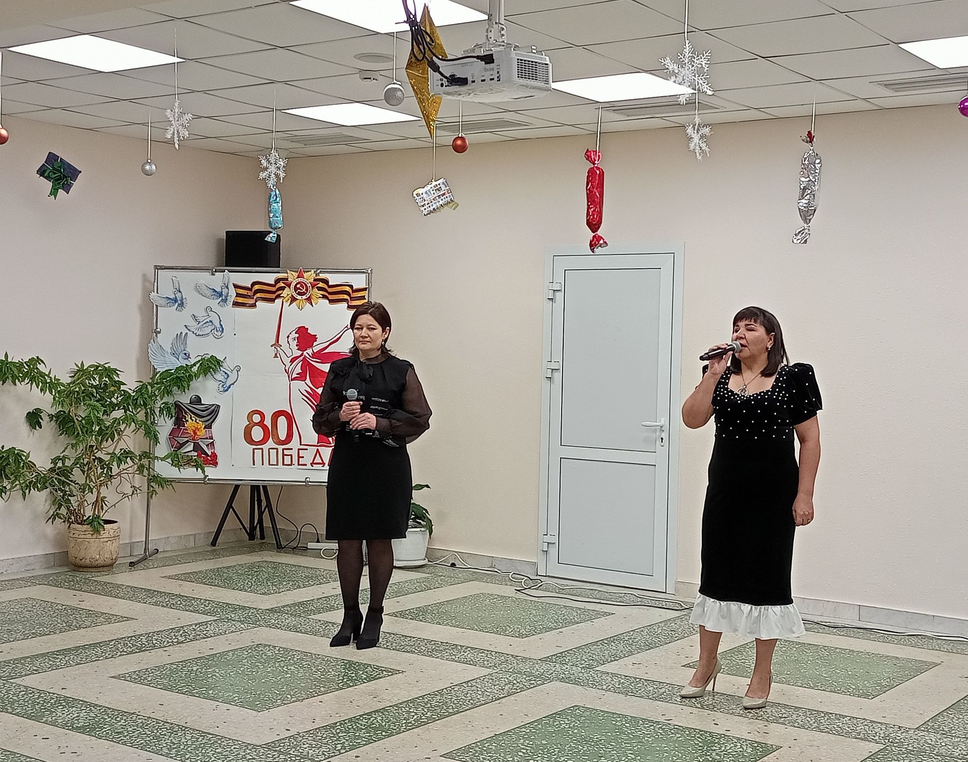 Лесхоз өлкәннәр һәм инвалидлар интернат-йортында мәктәп коллективы концерт куйды
