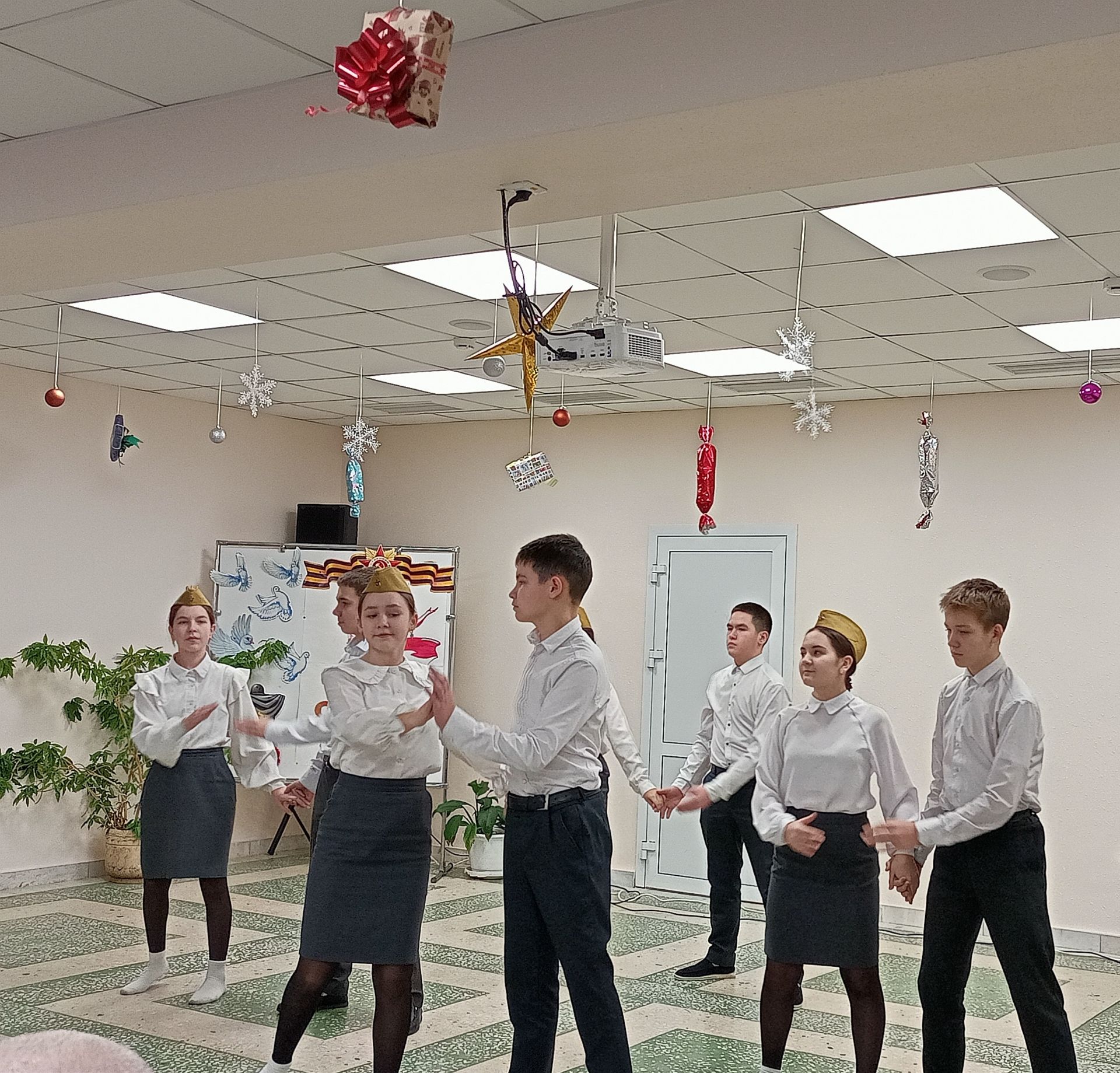 Лесхоз өлкәннәр һәм инвалидлар интернат-йортында мәктәп коллективы концерт куйды