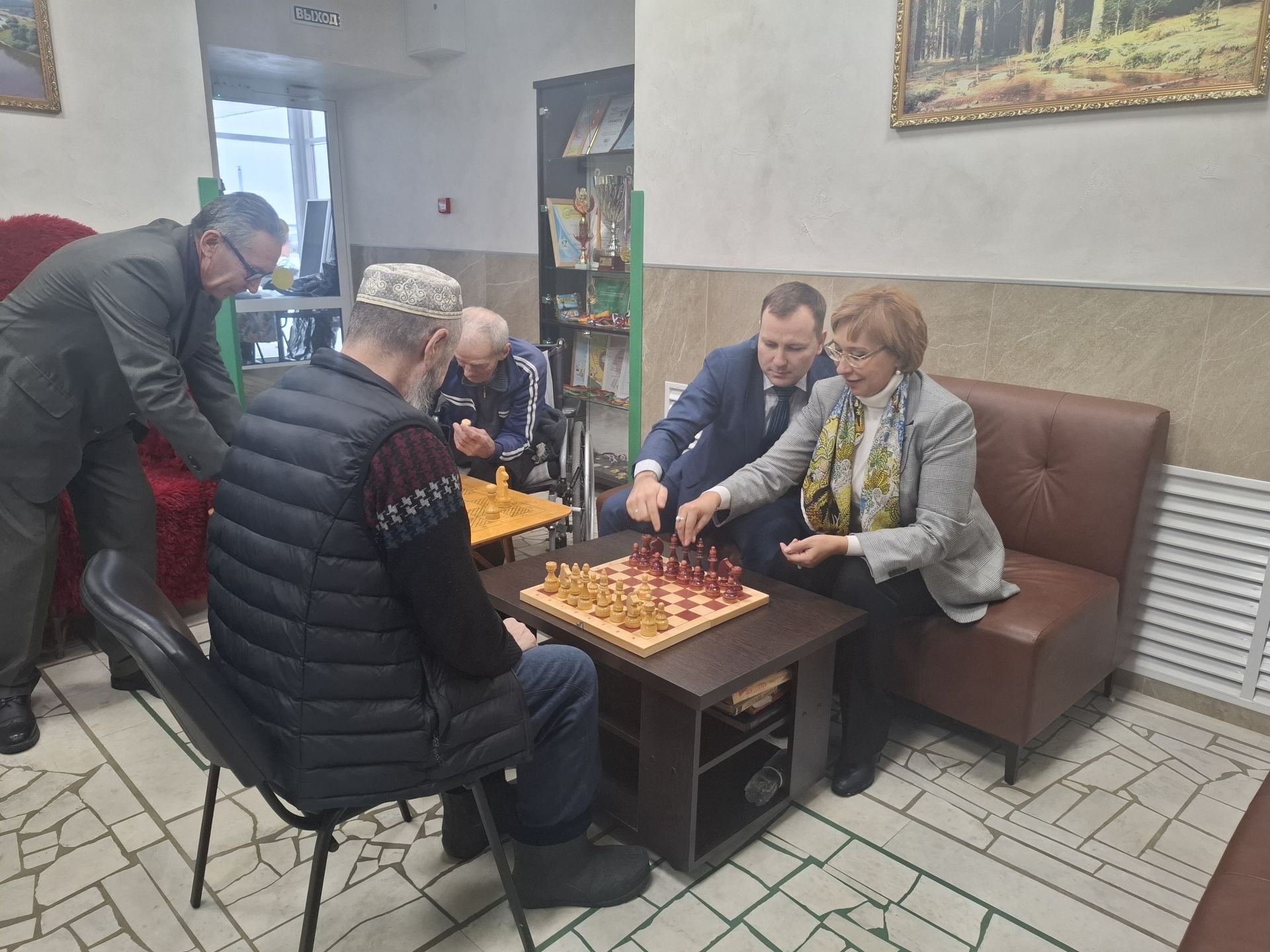 Тататарстан хезмәт, халыкны эш белән тәэмин итү һәм социаль яклау министры Эльмира Зарипова Лесхоз интернат-йортында тәрбияләнүчеләрнең яшәү шартларын карады