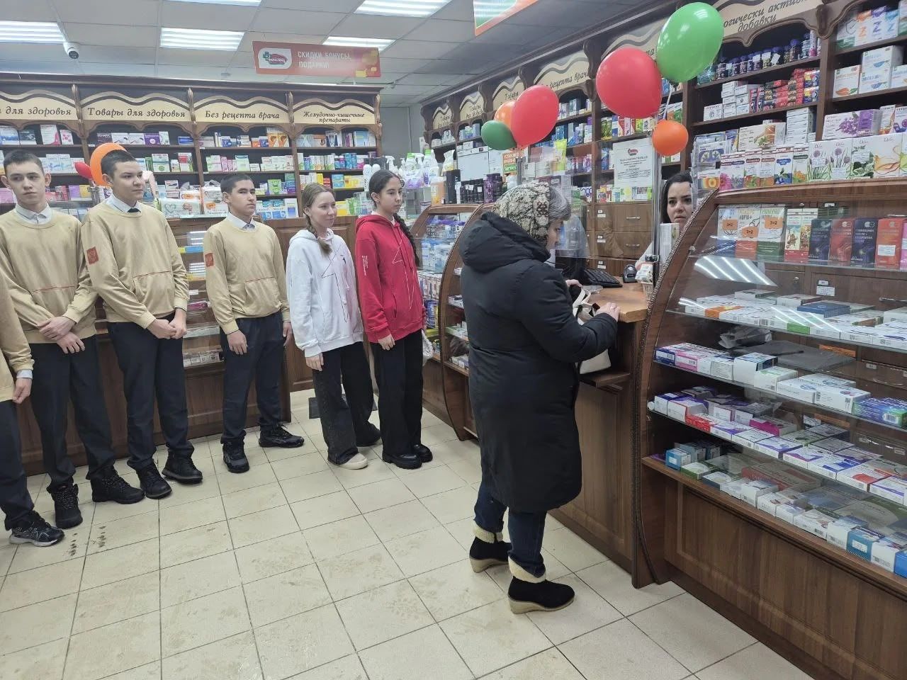 Эзмә урта мәктәбе укучылары даруханәдә булган