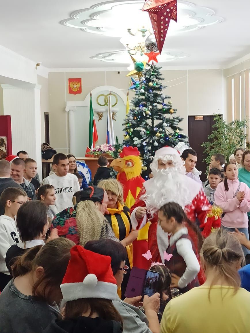 Шәмәрдән мәдәният йортында сәламәтлек мөмкинлекләре чикләнгән балалар өчен «Теләкләр чыршысы» дип исемләнгән Яңа ел бәйрәме узды