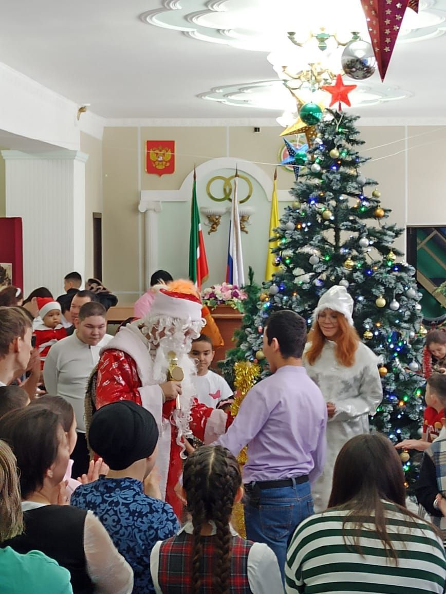 Шәмәрдән мәдәният йортында сәламәтлек мөмкинлекләре чикләнгән балалар өчен «Теләкләр чыршысы» дип исемләнгән Яңа ел бәйрәме узды