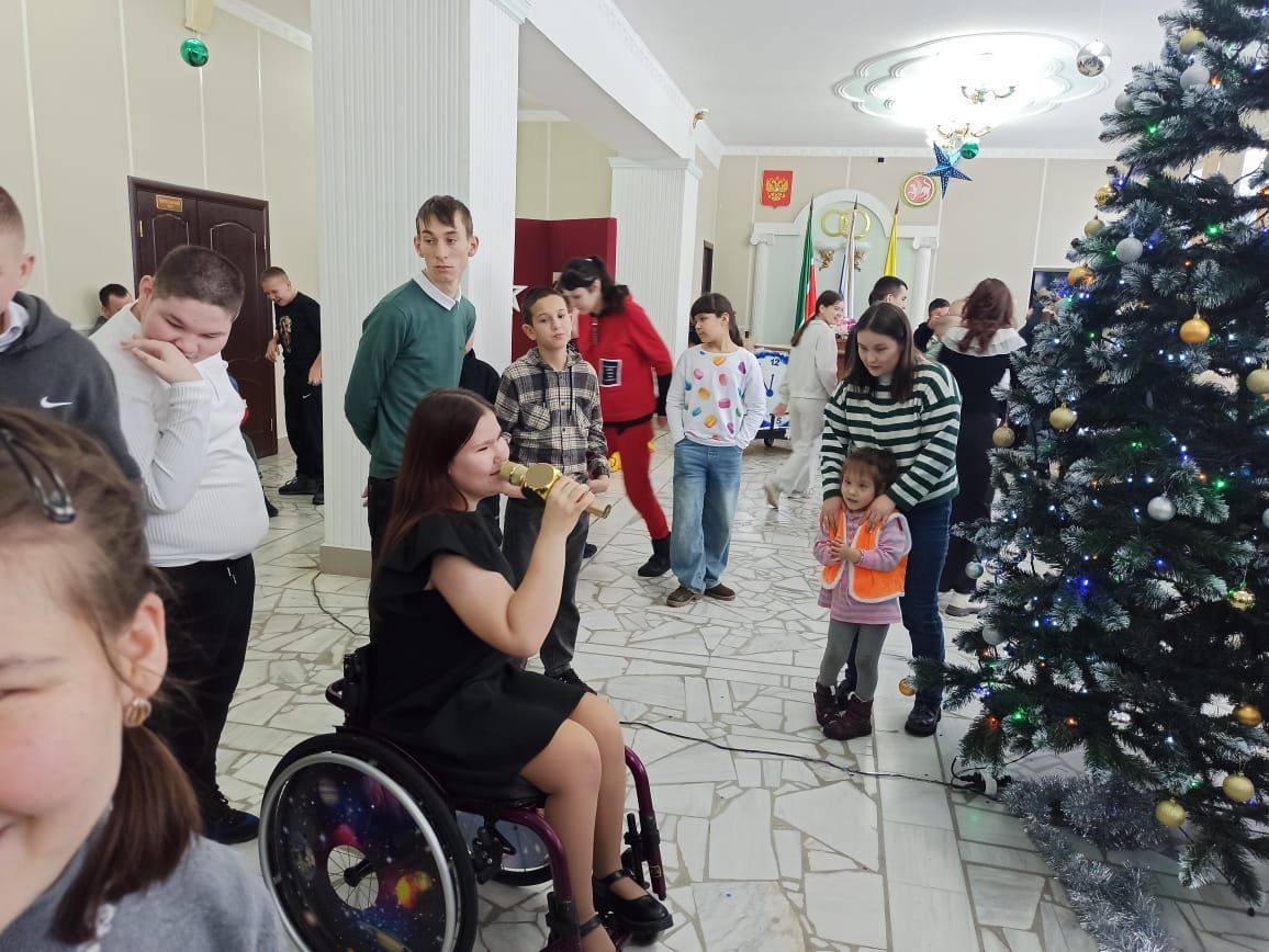 Шәмәрдән мәдәният йортында сәламәтлек мөмкинлекләре чикләнгән балалар өчен «Теләкләр чыршысы» дип исемләнгән Яңа ел бәйрәме узды