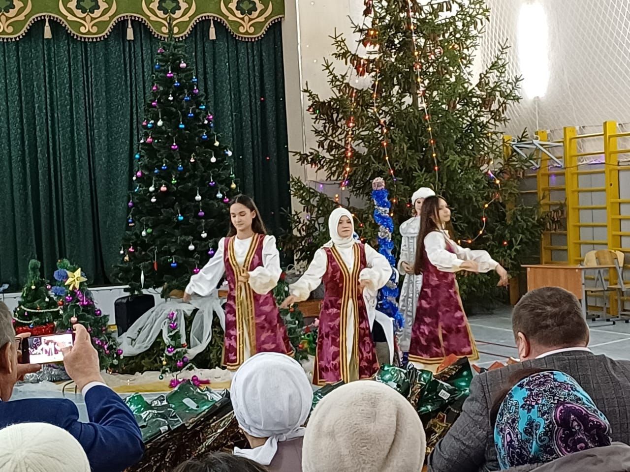 Олы Кибәче урта мәктәбендә укучылар өчен Яңа ел бәйрәме узды