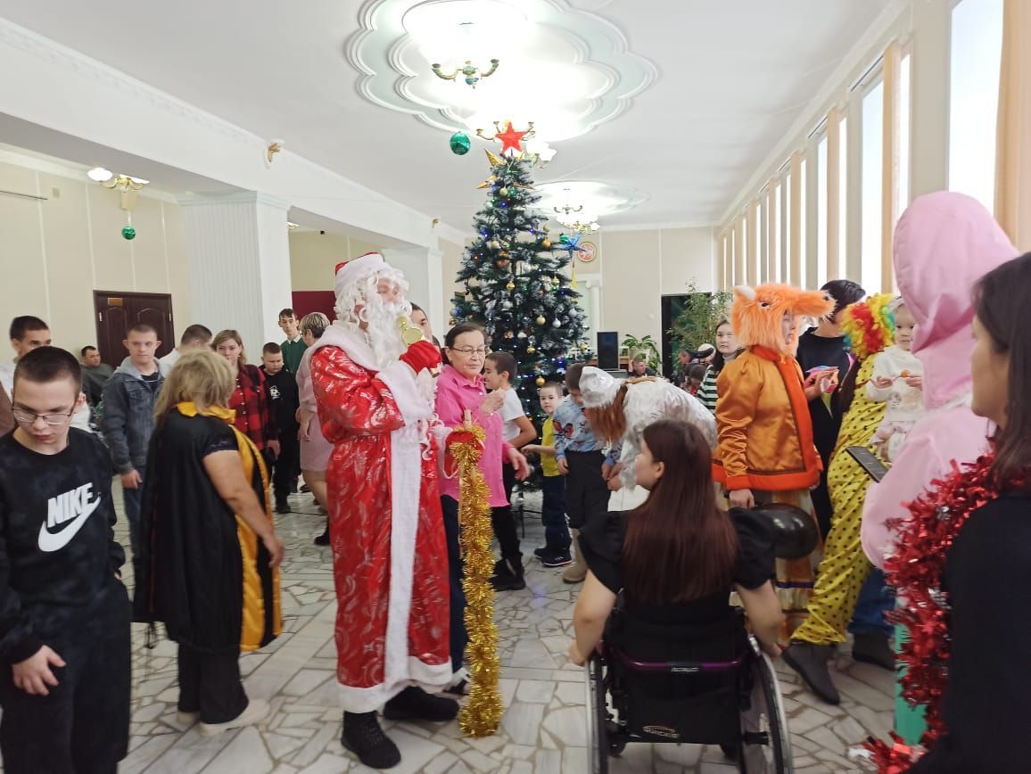 Шәмәрдән мәдәният йортында сәламәтлек мөмкинлекләре чикләнгән балалар өчен «Теләкләр чыршысы» дип исемләнгән Яңа ел бәйрәме узды