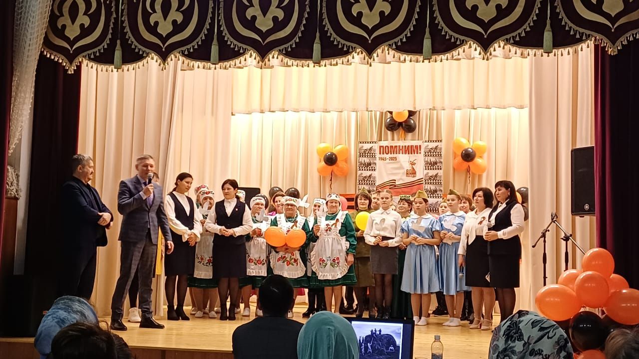 Олы Кибәче авыл җирлегенең үзешчән артистлары Олы Арташ авыл клубында концерт программасы белән чыгыш ясады