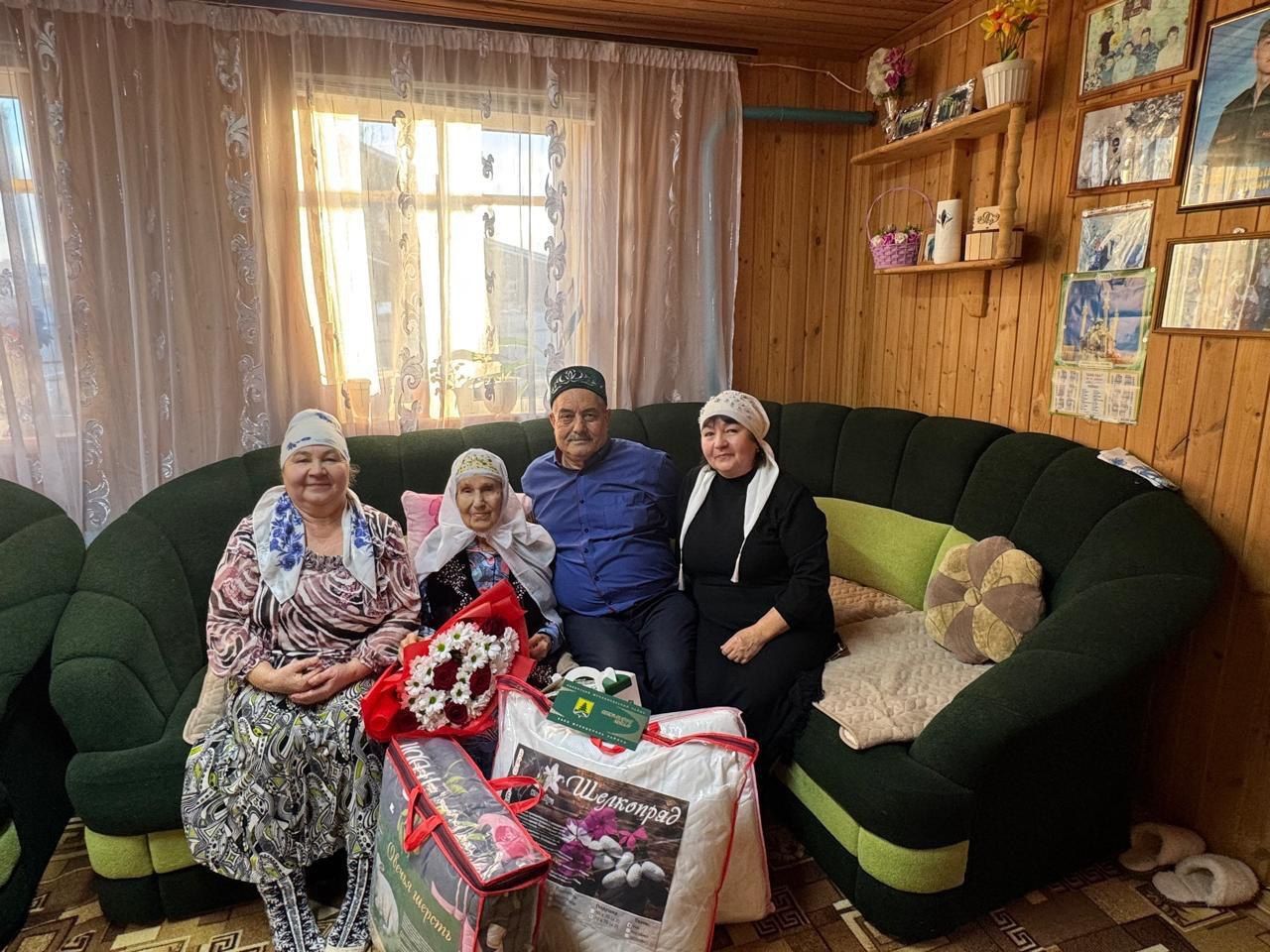 Ике Басу Арташ авылында яшәүче Әлфинур Ярмөхәммәтованы 90 яшьлек юбилее белән тәбрикләделәр