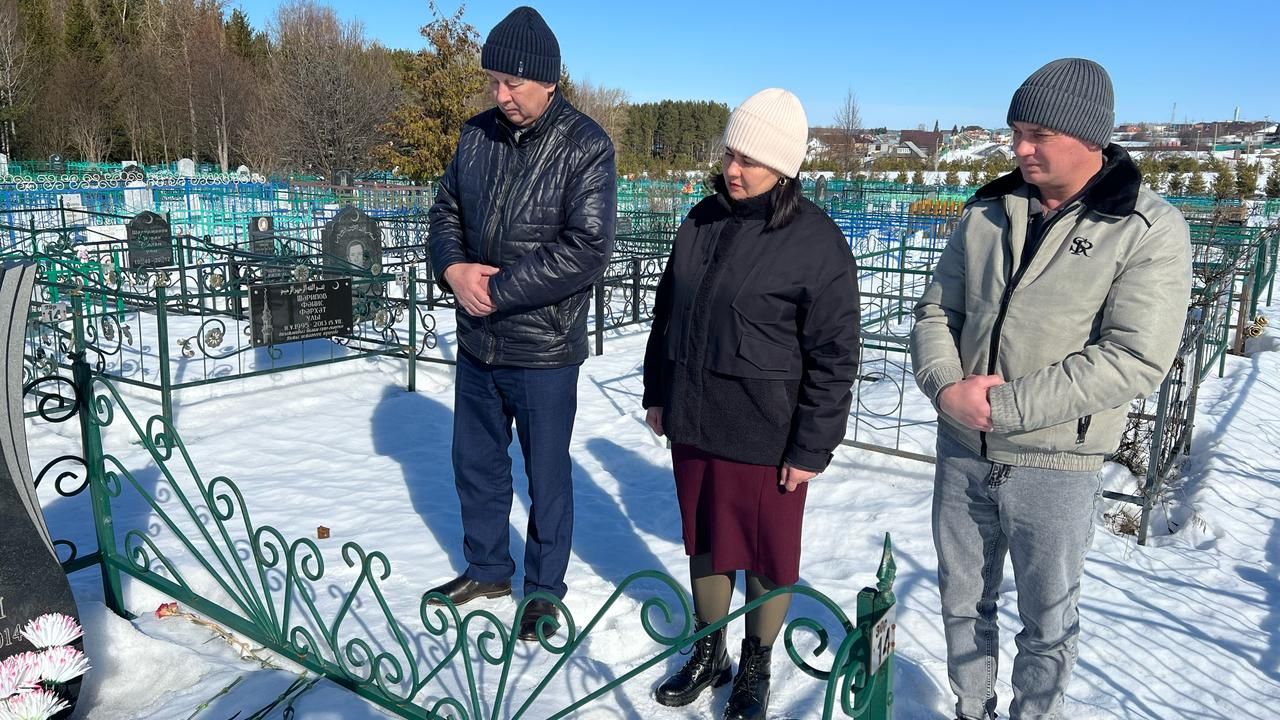 Остазыбызның каберен зыярәт кылдык