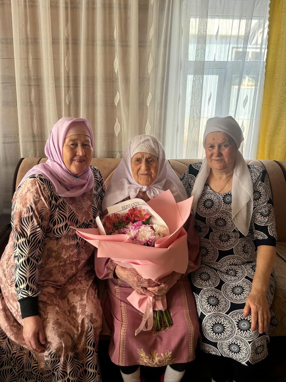 Явлаштау авылында яшәүче Шәмсия Сәйфуллинаны 95 яшьлек юбилее белән котладылар