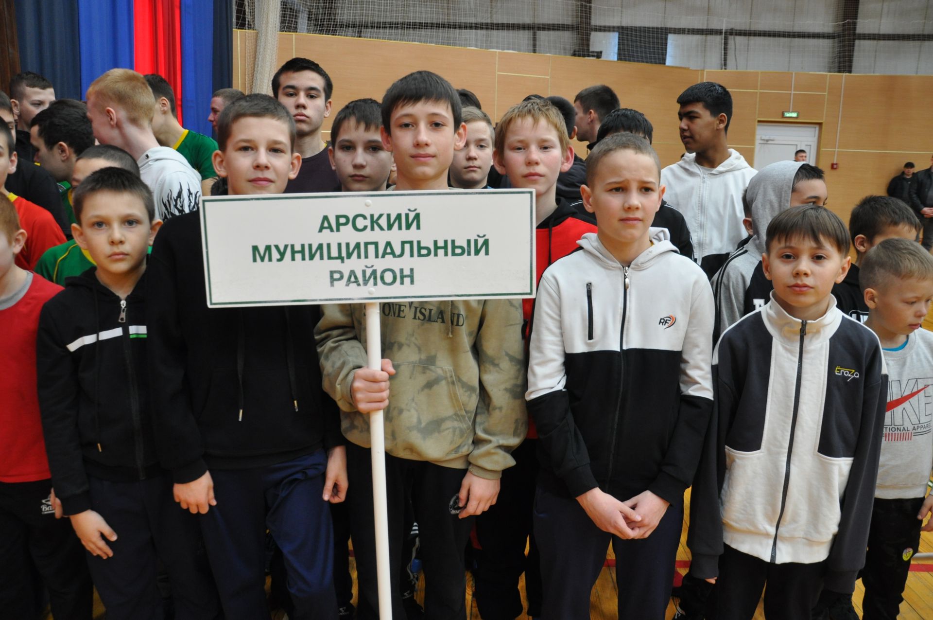 Күз  яшьле көрәш: кечкенәләр елый-елый бил  алышты