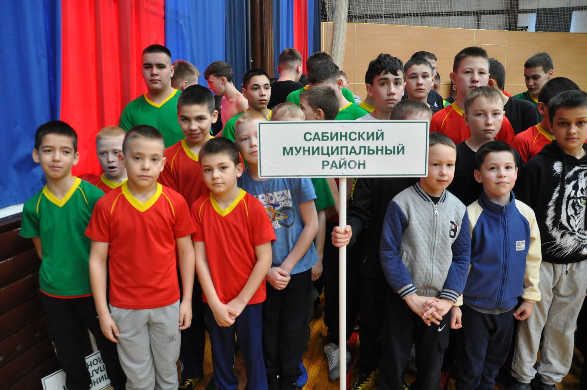 Күз  яшьле көрәш: кечкенәләр елый-елый бил  алышты