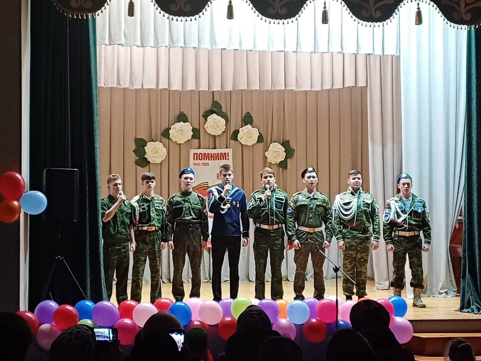 Ватанны саклаучылар елы һәм Бөек җиңүнең 80 еллыгы уңаеннан « Йөрәктән - йөрәккә » дип исемләнгән хәйрия концерты булып үтте.