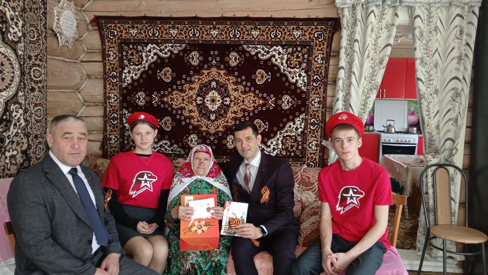 Олы Шыңар авыл җирлегендә  тыл ветераннарын якынлашып килүче Җиңү көне белән котладылар