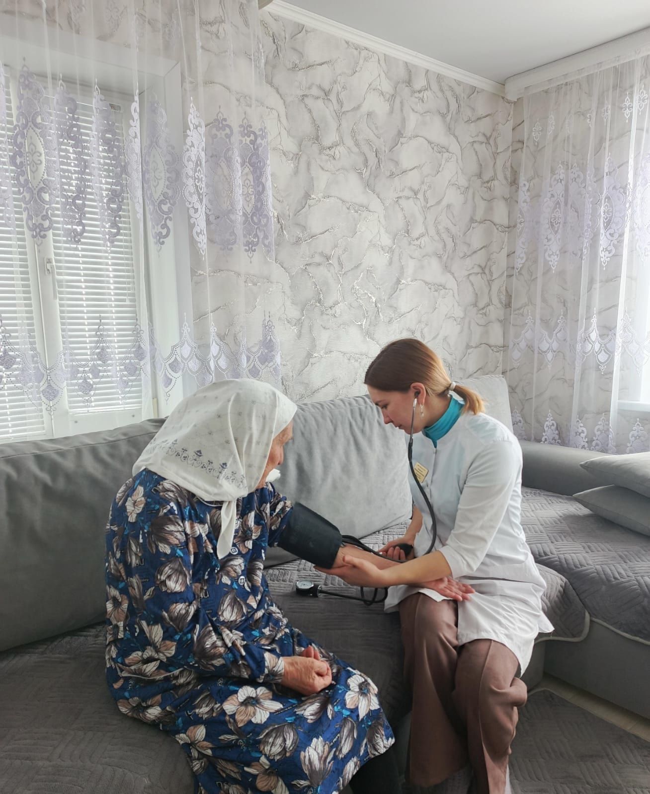 ФАП фельдшерлары  ветеран-тыл хезмәтчәннәренә өйләренә барып медицина тикшерүе уздыралар