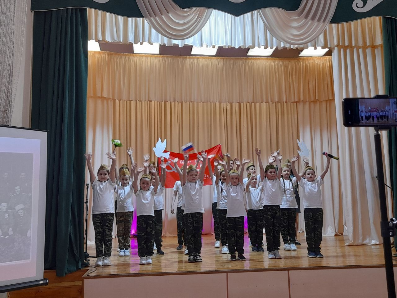 Шекше авылында Мадияр Хаҗиев һәм аның укучылары иҗат иткән картиналар галереясе ачылды