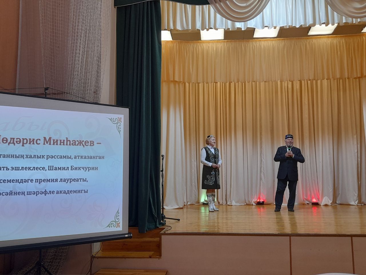 Шекше авылында Мадияр Хаҗиев һәм аның укучылары иҗат иткән картиналар галереясе ачылды