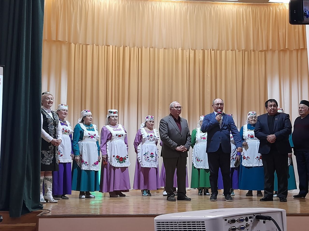 Шекше авылында Мадияр Хаҗиев һәм аның укучылары иҗат иткән картиналар галереясе ачылды
