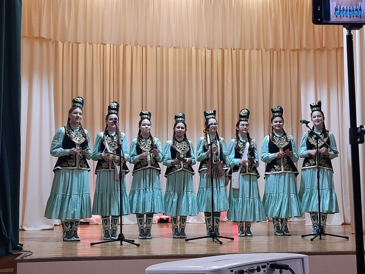 Шекше авылында Мадияр Хаҗиев һәм аның укучылары иҗат иткән картиналар галереясе ачылды