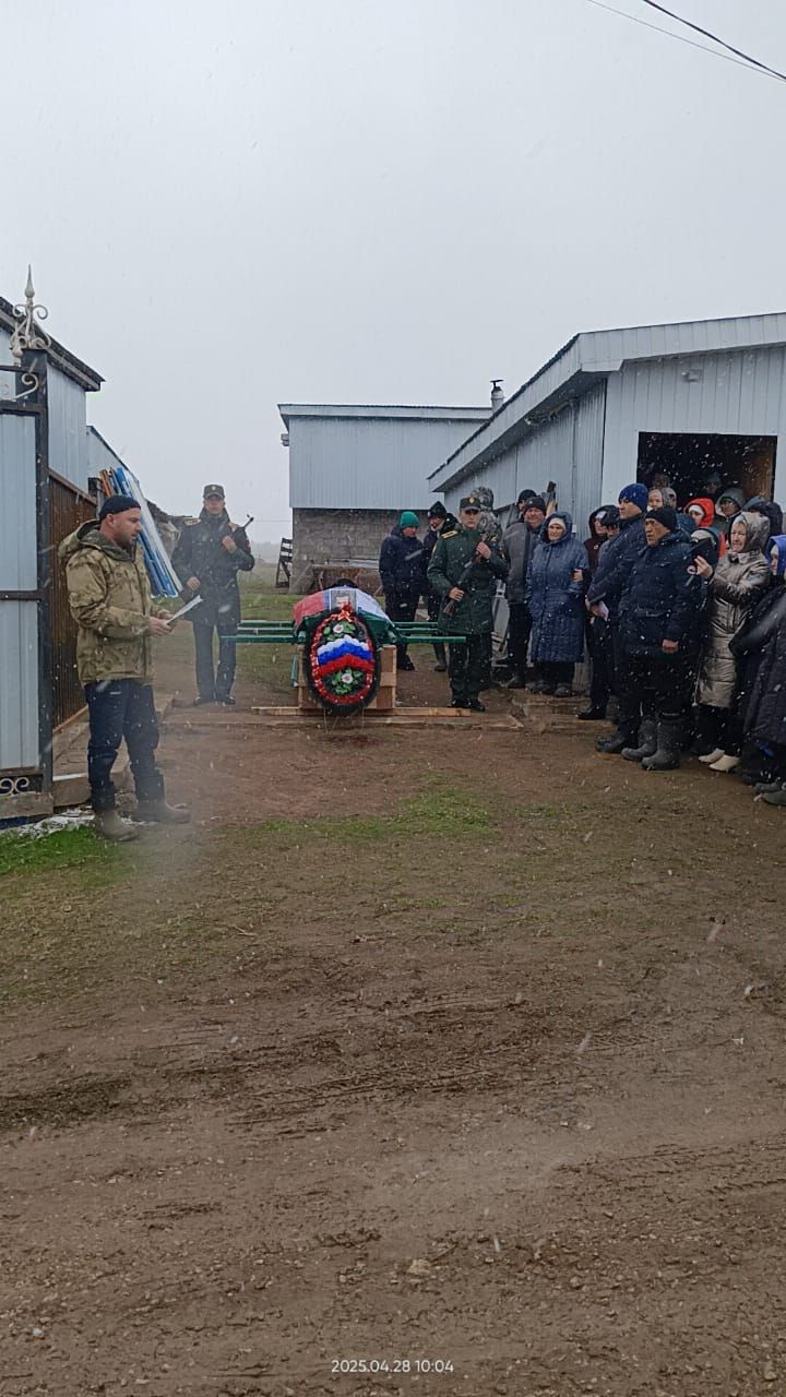 Бүген махсус хәрби операциядә вафат булган Килдебәк авылы егете Инсаф Әхмәтшинны соңгы юлга озаттылар