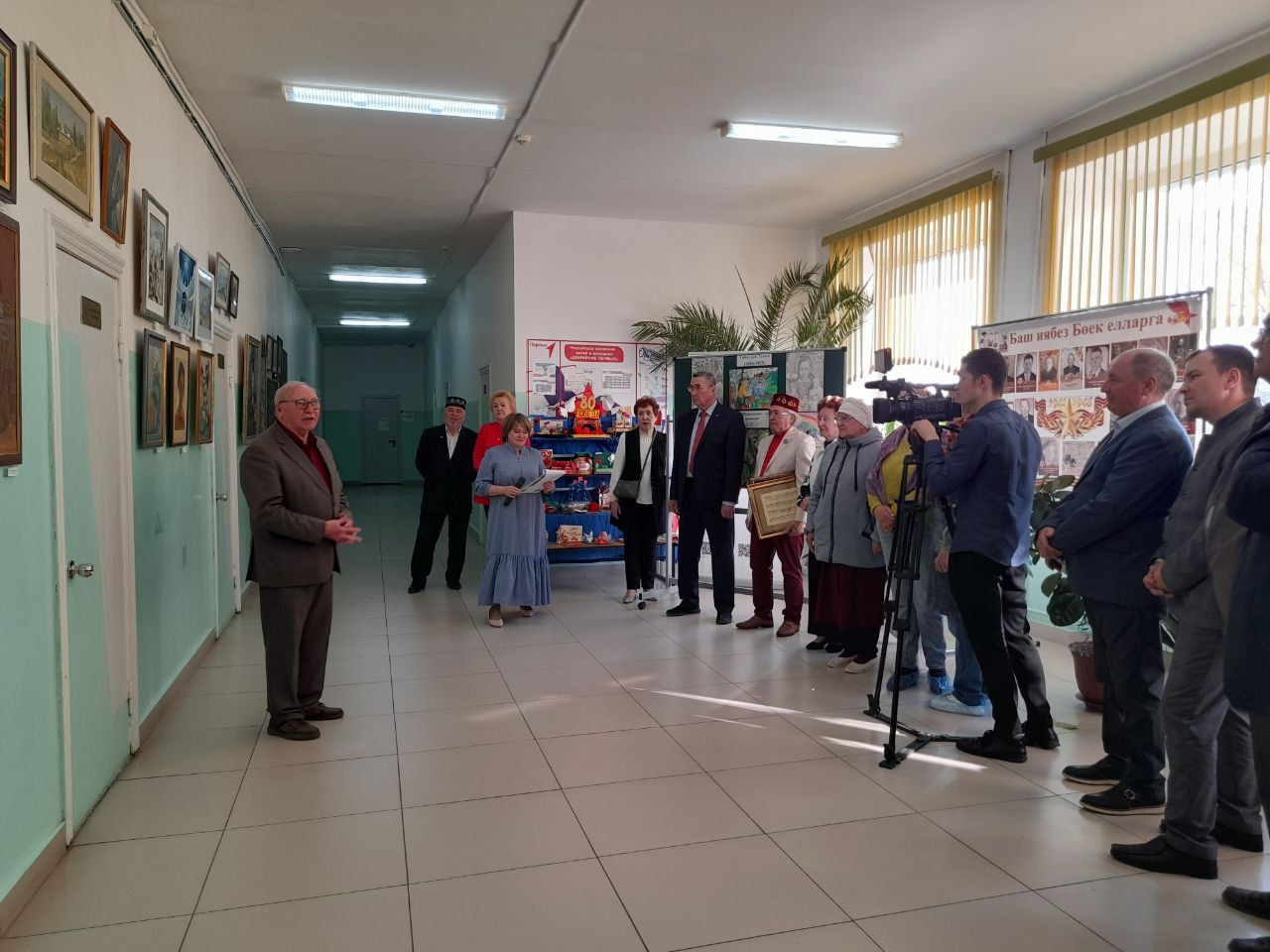Шекше авылында Мадияр Хаҗиев һәм аның укучылары иҗат иткән картиналар галереясе ачылды