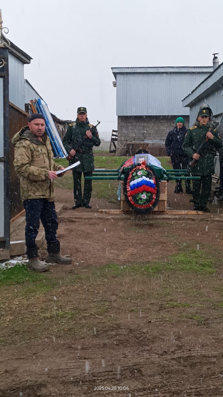 Бүген махсус хәрби операциядә вафат булган Килдебәк авылы егете Инсаф Әхмәтшинны соңгы юлга озаттылар