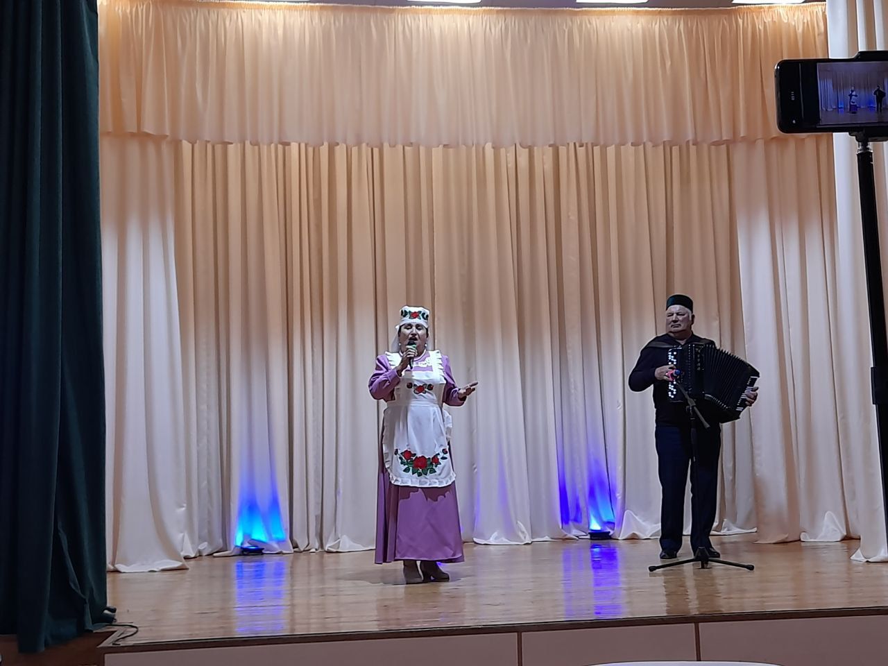 Шекше авылында Мадияр Хаҗиев һәм аның укучылары иҗат иткән картиналар галереясе ачылды