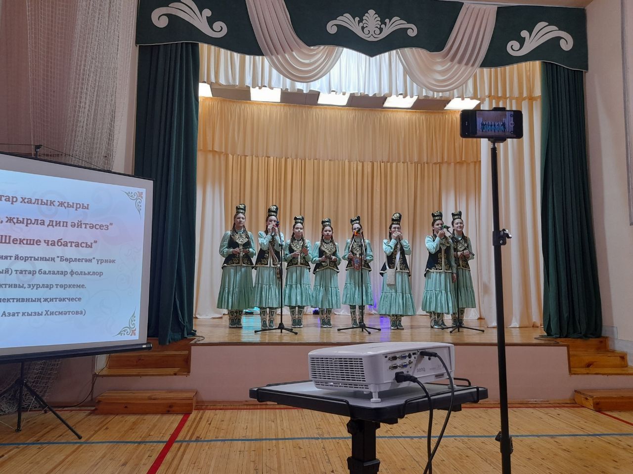 Шекше авылында Мадияр Хаҗиев һәм аның укучылары иҗат иткән картиналар галереясе ачылды