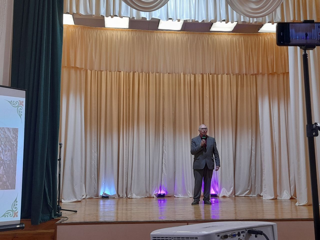 Шекше авылында Мадияр Хаҗиев һәм аның укучылары иҗат иткән картиналар галереясе ачылды