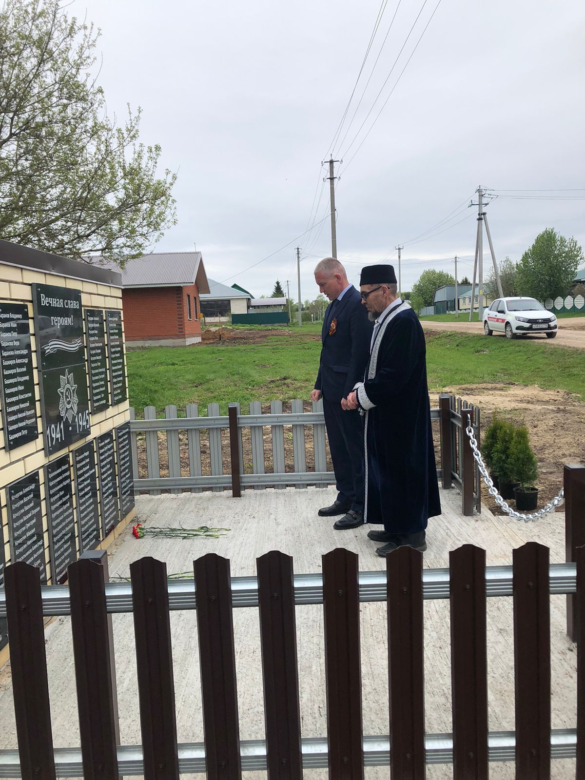 Олы Нырты авыл җирлегендә Җиңү бәйрәменә багышланган митингтан соң тыл ветераннарының өйләренә барып хәлләрен белделәр